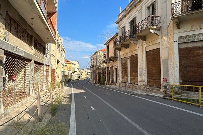 Una calle urbana tranquila con comercios cerrados y edificios. 3