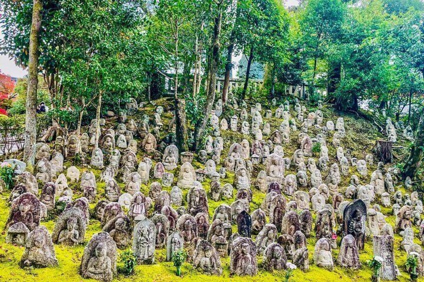 Un cimetière où se trouvent de nombreuses statues de Bouddha, sculptées dans la pierre. 5