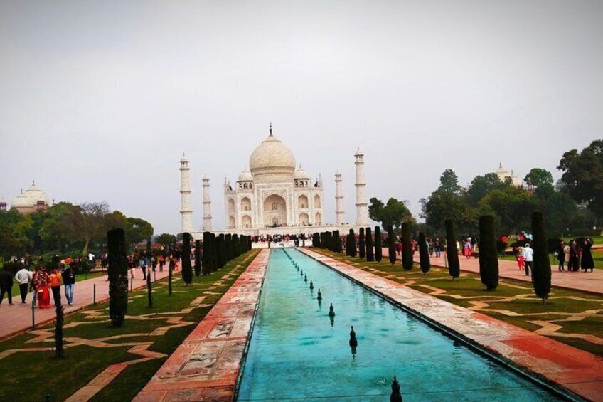 El Taj Mahal con un largo estanque reflectante al frente. 4