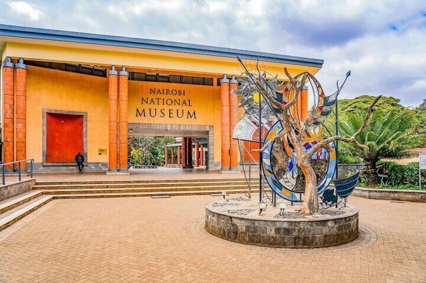 Ingresso del Museo Nazionale di Nairobi con una scultura colorata in primo piano. 3