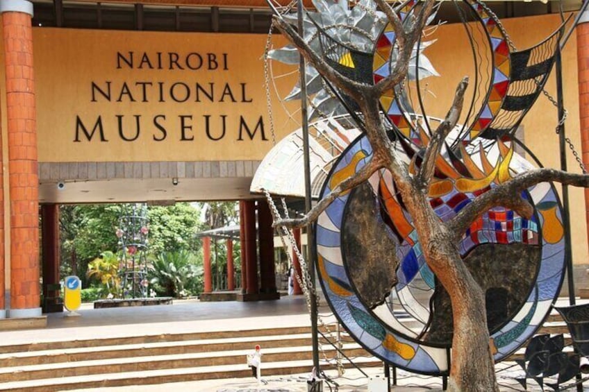 L'ingresso del Museo Nazionale di Nairobi, con una colorata scultura in vetro sullo sfondo. 2