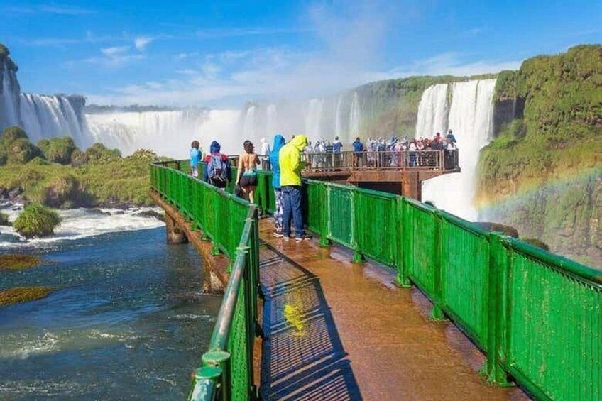 Un puente con gente observando una cascada. 3