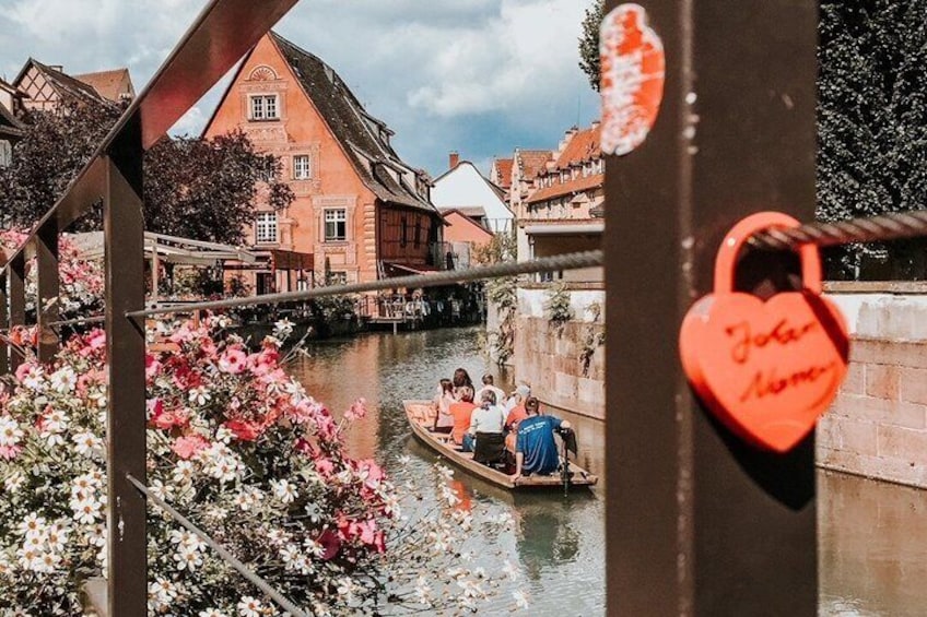 Ein Kanal mit Booten, ein herzförmiges Schloss und traditionelle Gebäude. 1