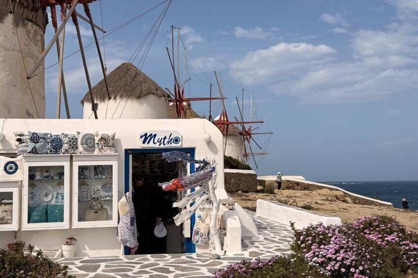 Une boutique appelée « Mytho », avec un moulin à vent en arrière-plan. 2