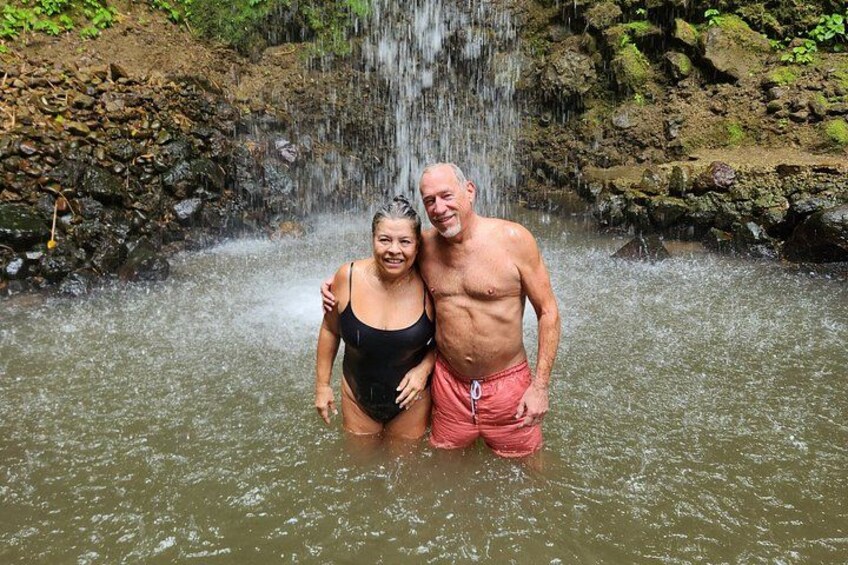 Une cascade où deux personnes se tiennent dans l’eau. 5
