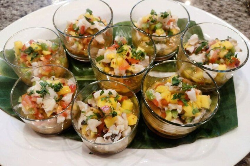 En tallerken med seks glas ceviche. 5