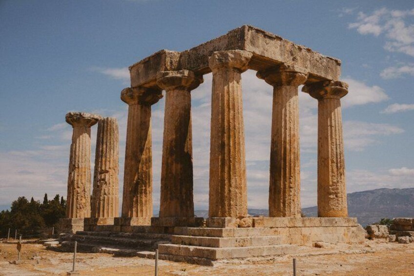 Columnas griegas antiguas con escalones que las conducen. 1