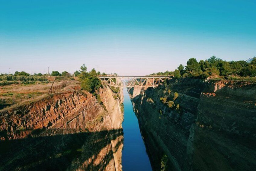 Un puente sobre un cañón profundo con un río abajo. 5