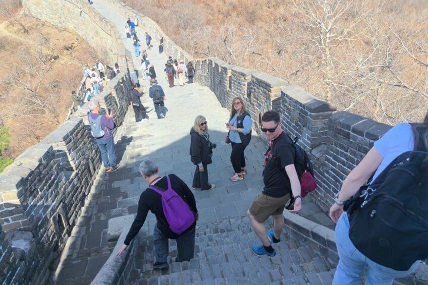 Un groupe de personnes se promenant sur la Grande Muraille de Chine. 5