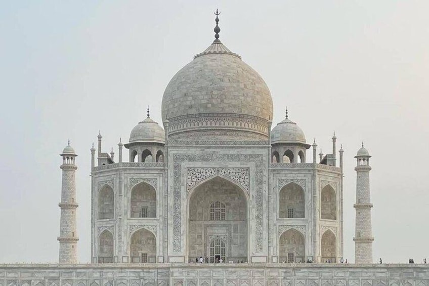 El Taj Mahal, con su gran cúpula central, cuatro minaretes y elaborados trabajos en mármol. 5