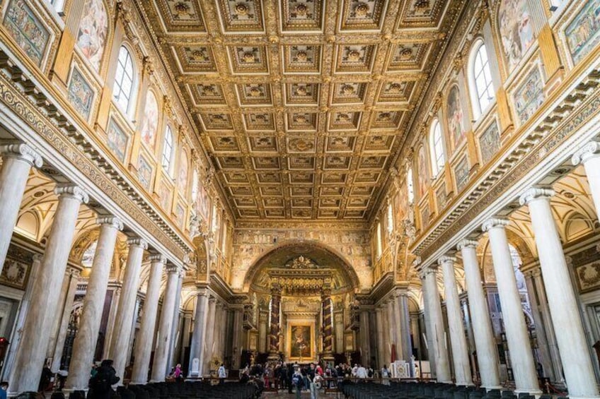 Un salón imponente con techos altos, columnas y frescos detallados. 5