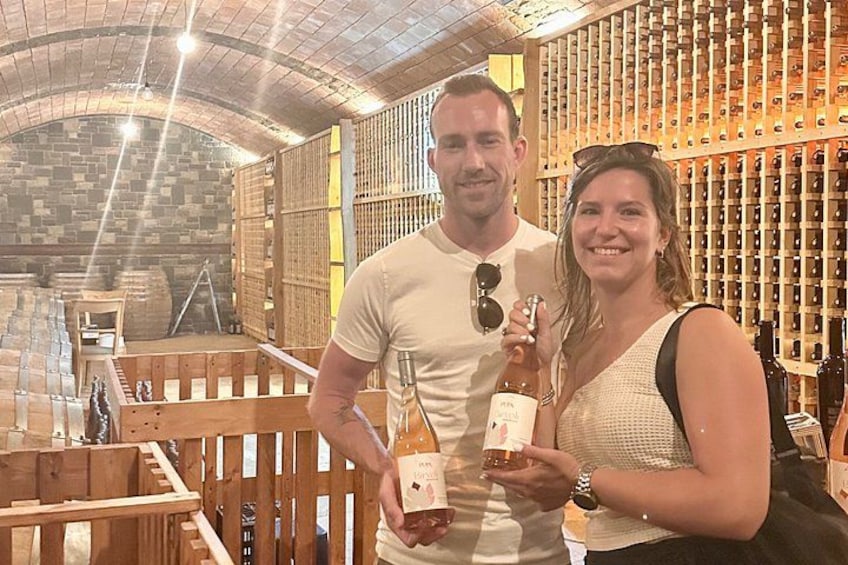 Una bodega con estanterías de madera y botellas. 2