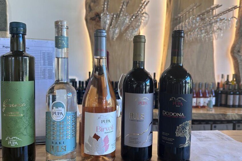 Varias botellas de vino sobre una barra. 3