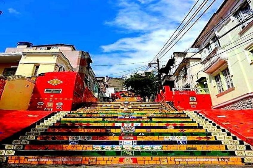 The Selarón Staircase, is a true spectacle for the eyes and it is impossible not to delight with its beauty and creativity. It is a place that combines art, culture and history of 1