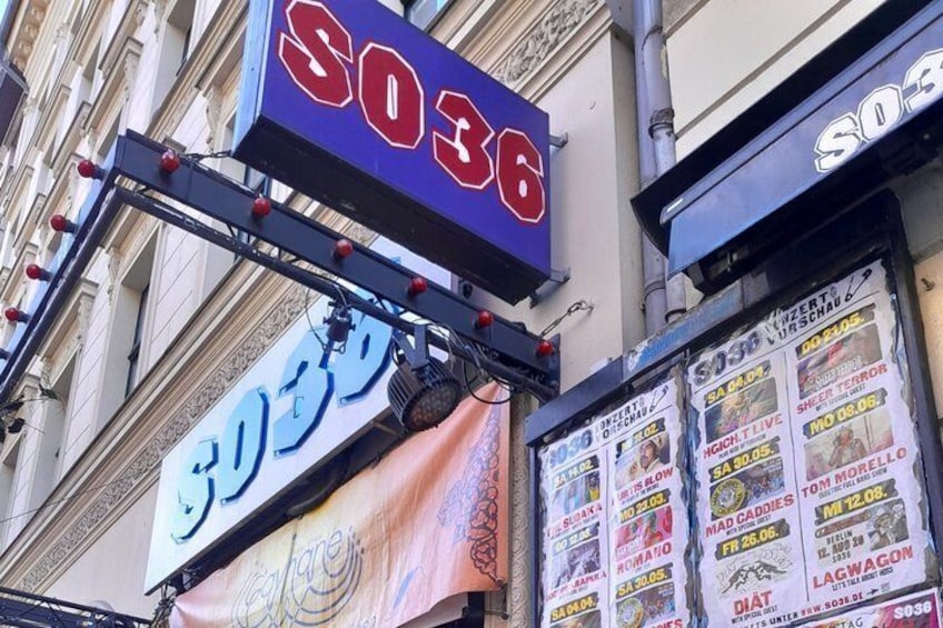 Ein Gebäude mit einem Schild, auf dem 'S036' und ein weiteres Schild mit '3036' steht. 5