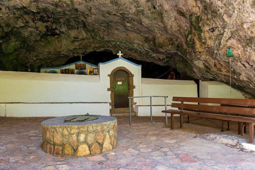 Una chiesa sotterranea con una panca di pietra e un piccolo tavolo. 2