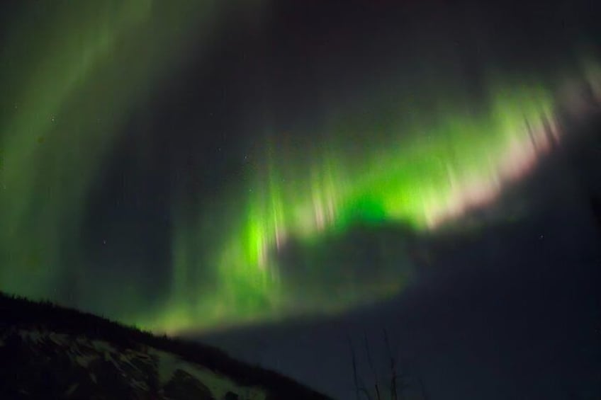 Poollicht boven een bergachtig landschap. 1