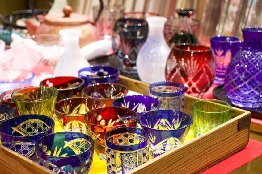 Una colección diversa de jarrones y cuencos de vidrio de colores. 5