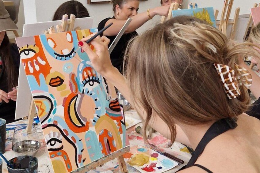 Una persona pinta una obra de arte abstracta y colorida. 3