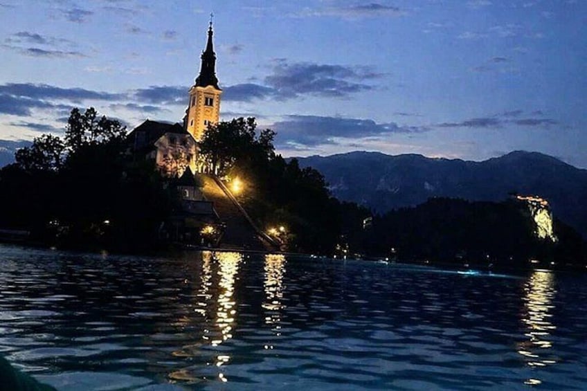 Una iglesia en una colina, su reflejo en el agua. 3