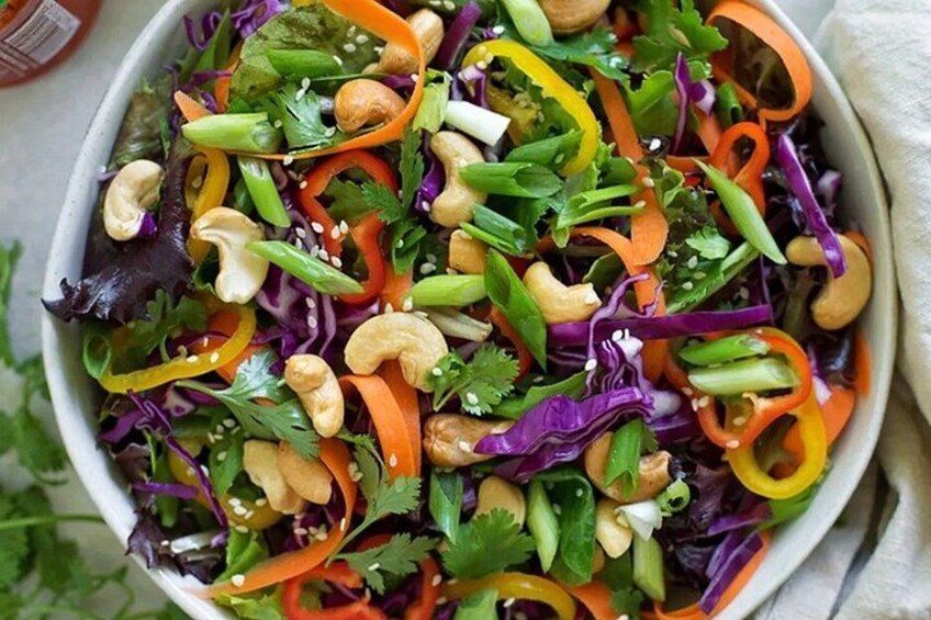 En farverig salat med forskellige grøntsager og nødder. 2