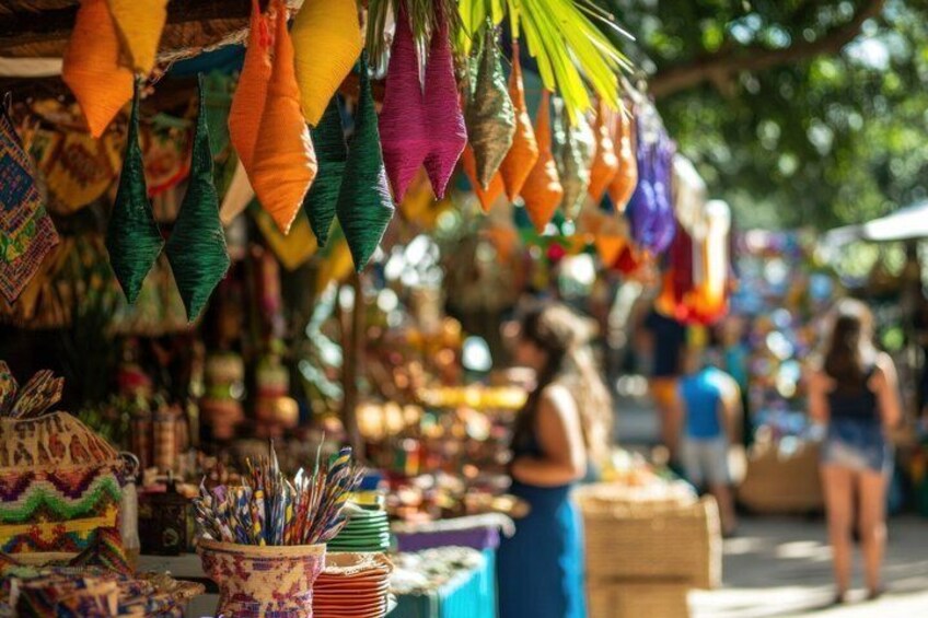 Un mercato con colorate borse tessute appese e diversi articoli esposti sui tavoli. 5