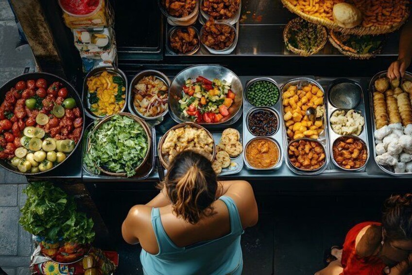 Un buffet con diverse pietanze, tra cui insalate, frutta e verdura. 3