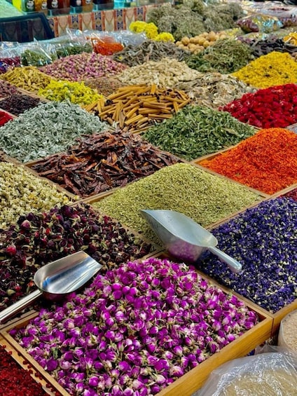 Et marked med forskellige krydderier og tørrede blomster. 2