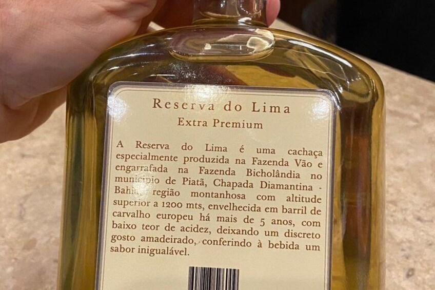 A bottle of Reserva do Lima Extra Premium with a label describing its origin and characteristics. 5