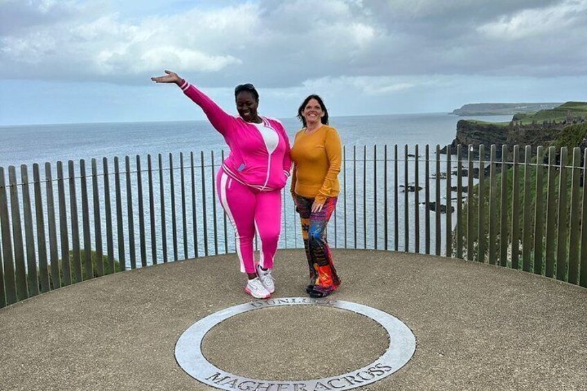Deux personnes se tiennent sur une plateforme circulaire d’où l’on a une vue sur la côte. 4