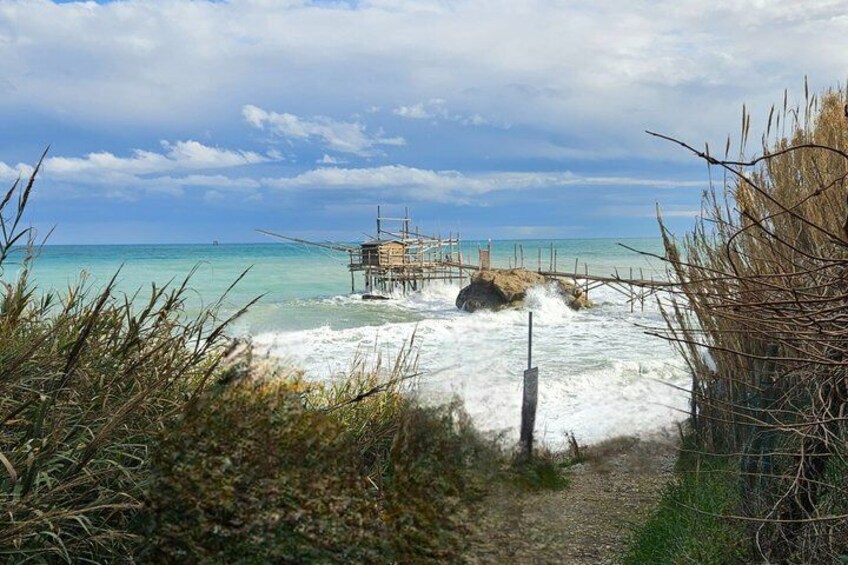 Un paysage côtier avec une jetée en bois, des vagues et un ciel dégagé. 5