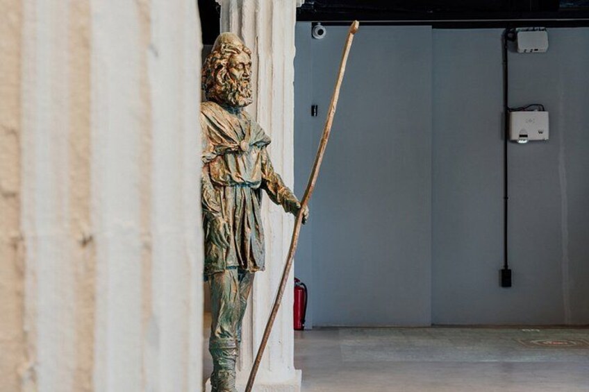 Een standbeeld van een historische figuur in een deuropening. 4