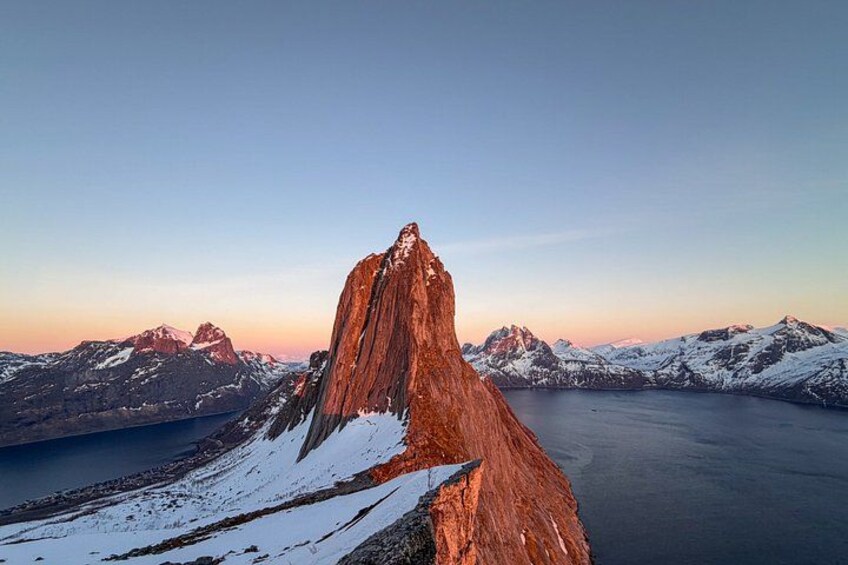 Un sommet montagneux enneigé, avec un lac au premier plan et un ciel dégagé. 2