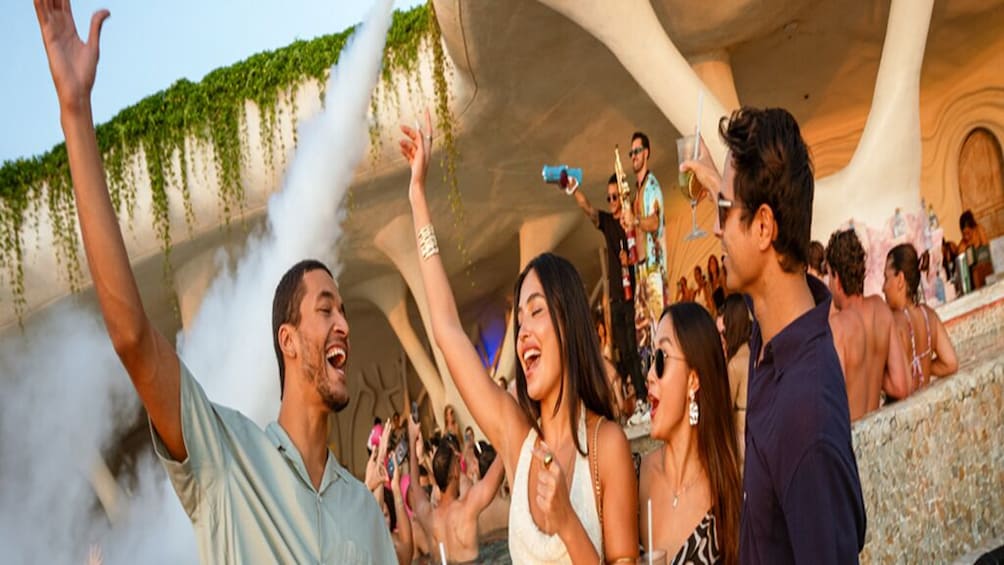 Bali: Luna Beach Club General Admission 1