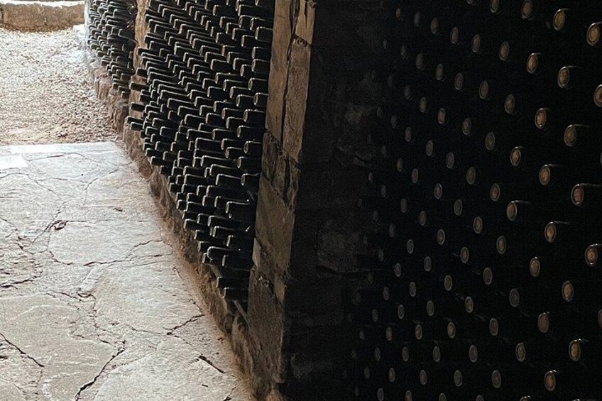 Un muro in pietra con un motivo a mattoni e una griglia metallica. 5