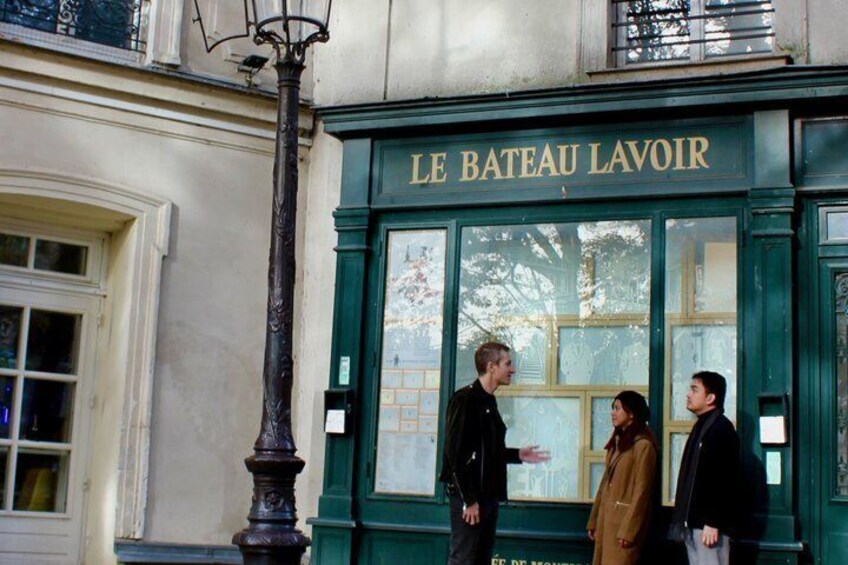Un edificio con il cartello 'LE BATEAU L'AVOIR' e un lampione antistante. 5