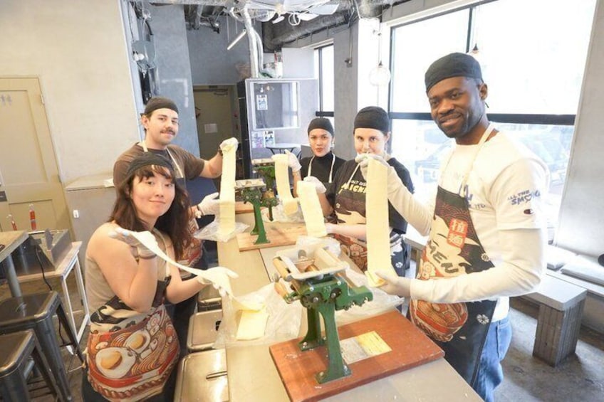 Un gruppo di persone che prepara cibo in cucina. 1