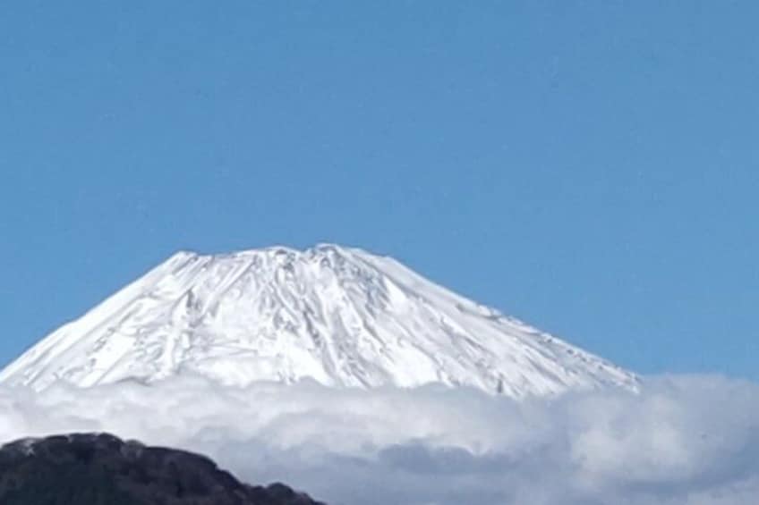 Un pico montañoso cubierto de nieve bajo un cielo despejado. 3