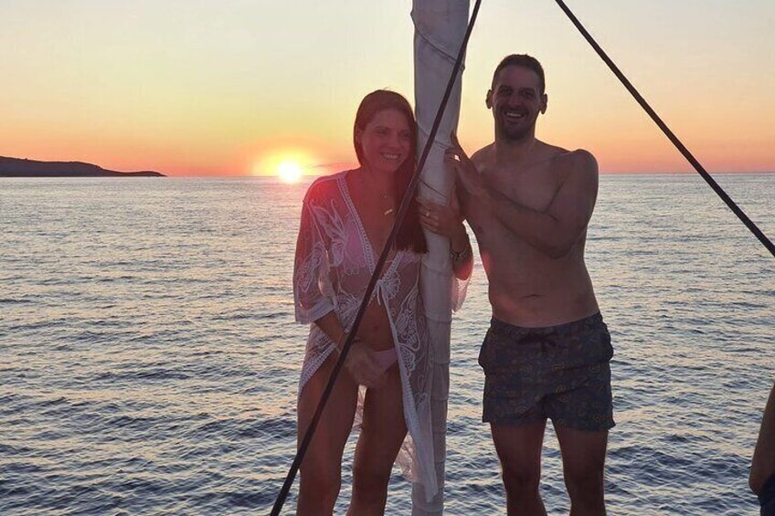 Zwei Personen stehen auf einem Boot, im Hintergrund ein Sonnenuntergang. 4
