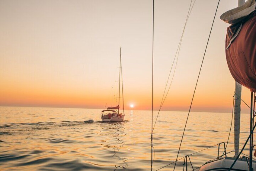 Ein Segelboot auf ruhigem Wasser im Abendrot. 1