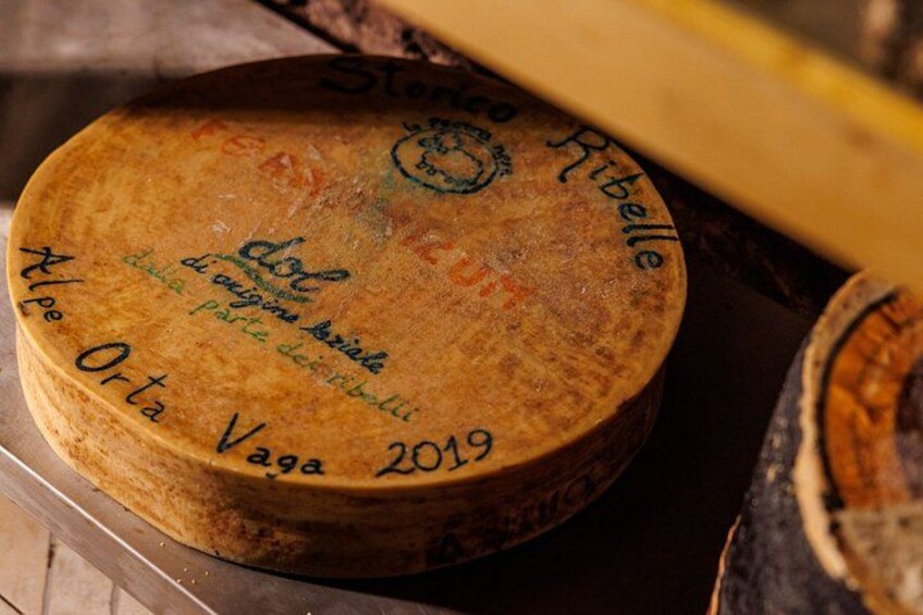 Un queso redondo con texto escrito a mano y una fecha. 3