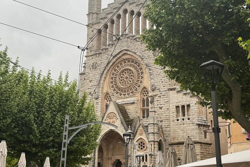 Een historisch gebouw met een groot rond raam en een hoge toren. 3