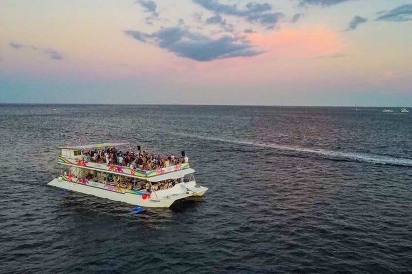 Un grand bateau, avec des personnes à bord, navigue sur l’eau. 5