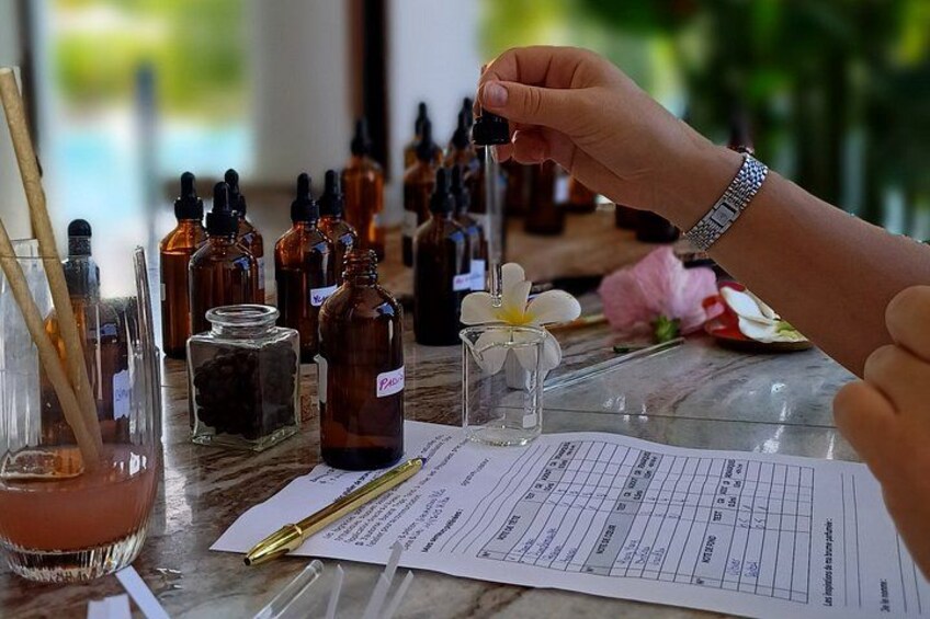 Perfume workshop in Tahiti Create your Polynesian perfume 1