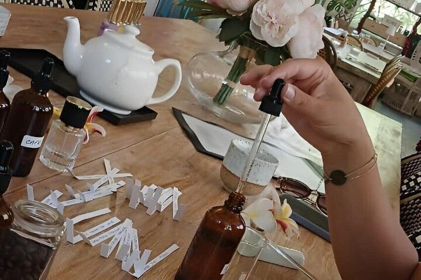 Perfume workshop in Tahiti Create your Polynesian perfume 4