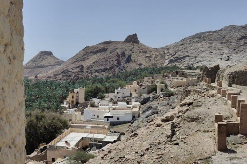 Un pueblo en el desierto con edificios en una ladera, rodeado de montañas. 4