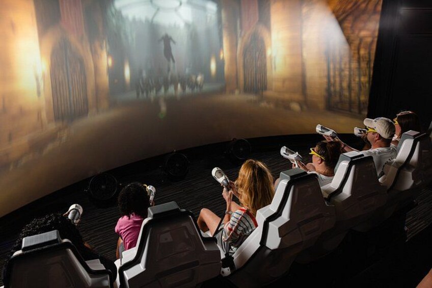 Un cine con gente sentada viendo una película. 2