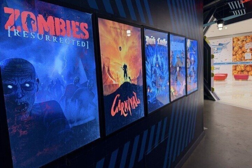 En væg med filmplakater, herunder 'Zombies [RESURRECTED]' og 'Carnival'. 4