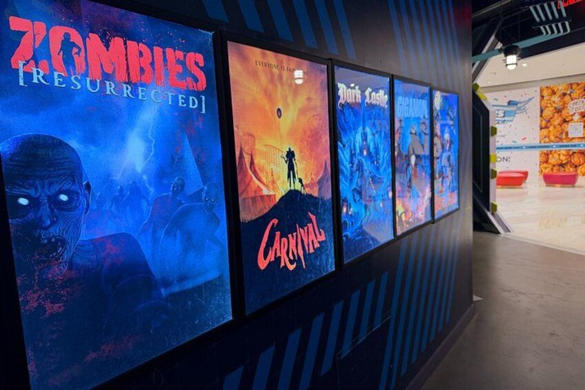 Een muur met filmposters, waaronder 'Zombies [RESURRECTED]' en 'Carnival'. 2