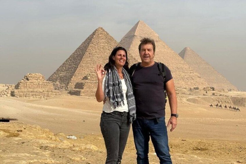 Dos personas frente a las Grandes Pirámides de Giza. 1